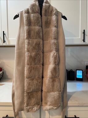 Linda Anderson Sleeveless Faux-Fur Trim Vest in Cream (0035)